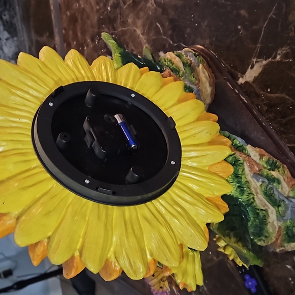 it's a table clock - Picture 3 of 4